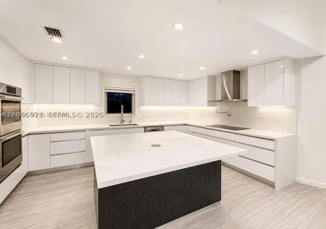 Photo 3 of Single family home for sale at 2616 Oakbrook Ct, Weston, FL 33332 | MLS# A12066521 | Listing updated on 2026-09-09