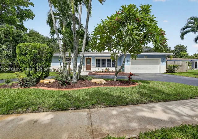 Photo 3 of Sale Pending at 801 Ixora Ln, Plantation, FL 33317 | MLS# A12066101 | Listing updated on 2026-09-25