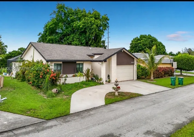 Photo 3 of Single family home for sale at 5403 Bayberry Ln, Tamarac, FL 33319 | MLS# A12067251 | Listing updated on 2026-09-10