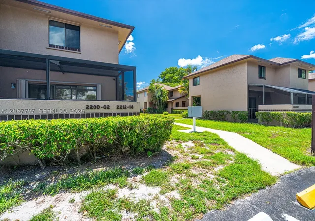 Photo 3 of Townhouse for sale at 2214 Nw 39Th Ave, Coconut Creek, FL 33066 | MLS# A12067797 | Listing updated on 2026-09-06