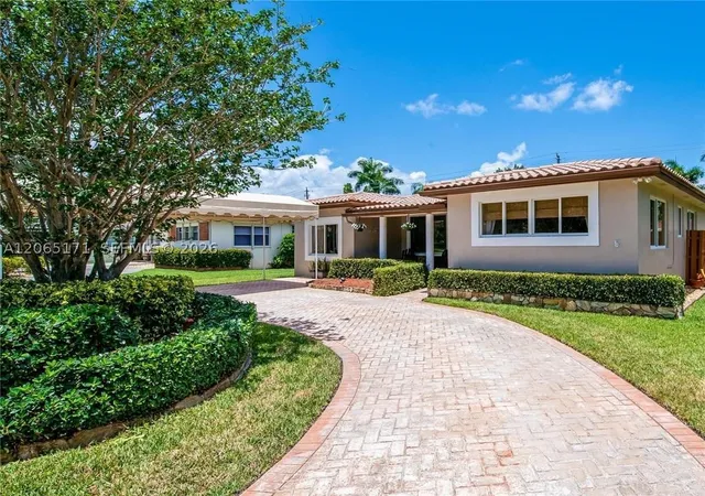 Photo 3 of Single family home for sale at 939 Washington St, Hollywood, FL 33019 | MLS# A12065171 | Listing updated on 2026-09-03