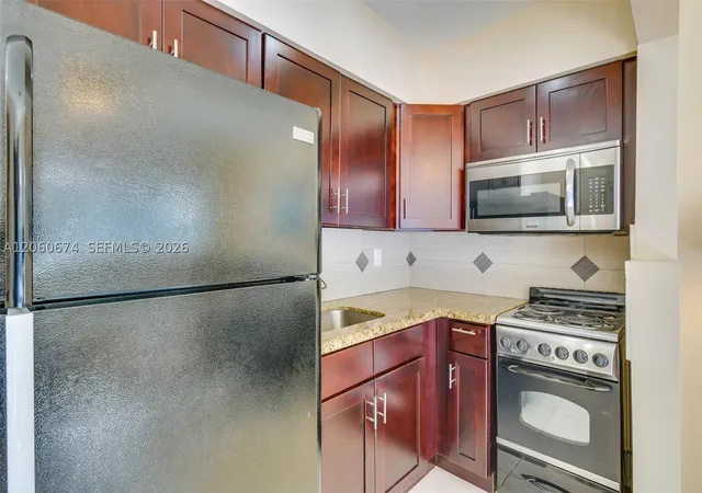 Photo 4 of House for sale at 412 Ne 4Th Ave, Hallandale Beach, FL 33009 | MLS# A12060674 | Listing updated on 2026-09-29