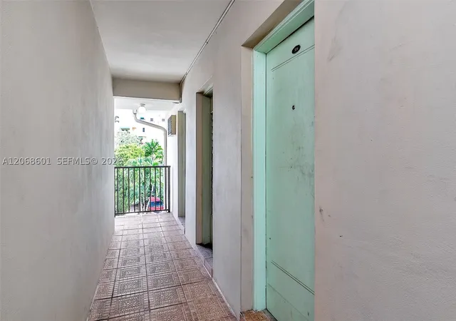 Listing Photo 4 - Condo for sale in building located at 318 Majorca Ave, Coral Gables, FL 33134 - Unit #304
