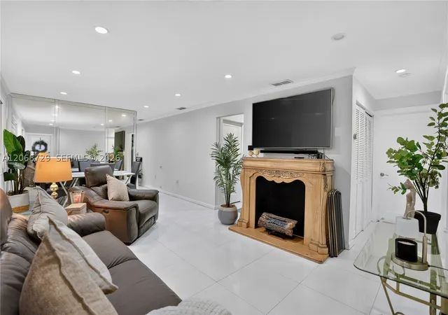 Listing Photo 4 - Condo for sale in building located at 2050 Sw 122Nd Ave, Miami, FL 33175 - Unit #21