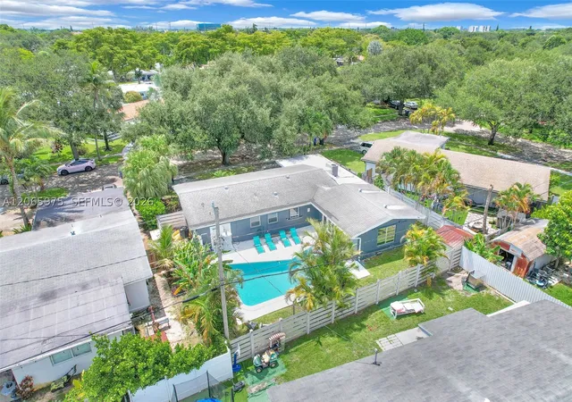 Photo 3 of Single family home for sale at 407 S 56th Ter, Hollywood, FL 33023 | MLS# A12065975 | Listing updated on 2026-09-18