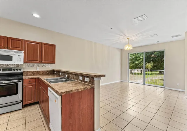 Photo 4 of Sale Pending at 2004 Freeport Ln #4106, Riviera Beach, FL 33404 | MLS# A12068645 | Listing updated on 2026-10-05
