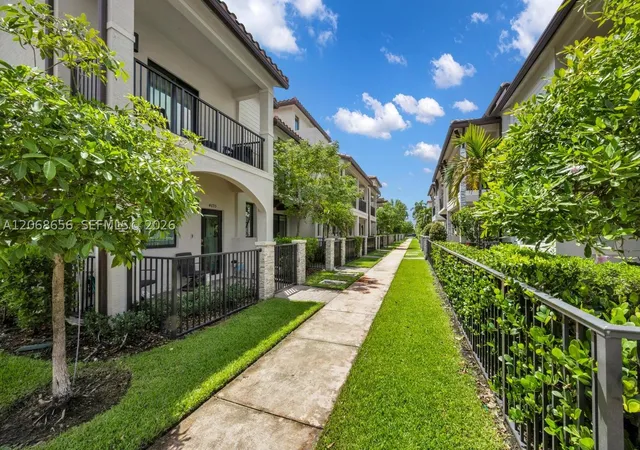 Photo 3 of Townhouse for sale at 4691 Nw 83Rd Pkwy, Doral, FL 33166 | MLS# A12068656 | Listing updated on 2026-09-19