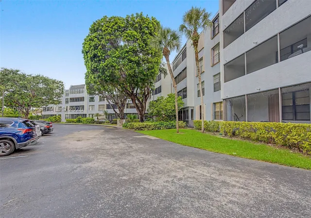 Listing Photo 2 - Condo for sale in Kendall Gate located at 10852 N Kendall Dr, Miami, FL 33176 - Unit #314