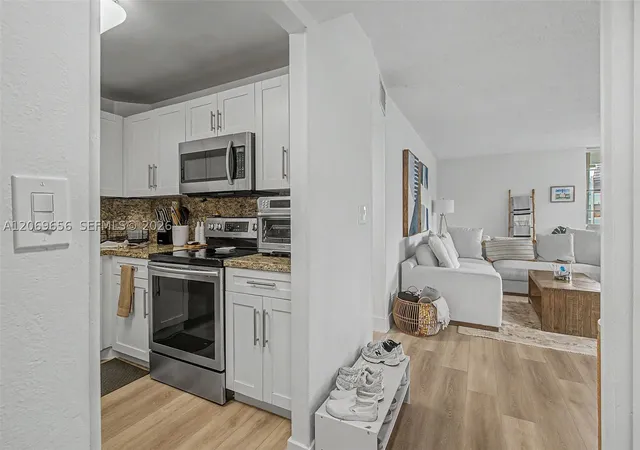 Listing Photo 4 - Condo for sale in Kendall Gate located at 10852 N Kendall Dr, Miami, FL 33176 - Unit #314