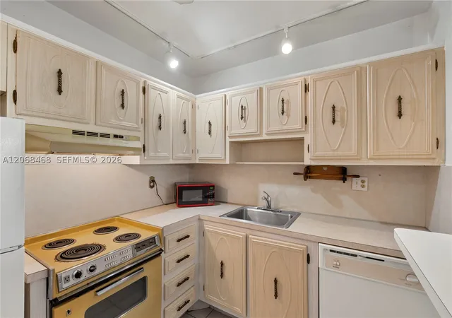 Listing Photo 5 - Condo for sale in building located at 5620 Sw 3Rd Pl, Margate, FL 33068 - Unit #103