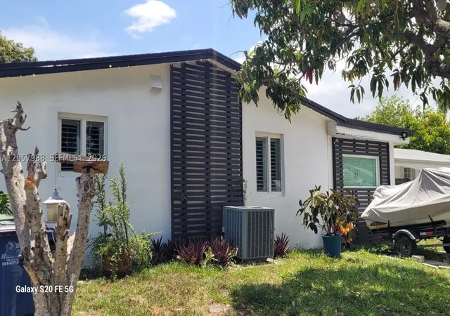 Photo 3 of Single family home for sale at 701 Sw 4th Ct, Hallandale Beach, FL 33009 | MLS# A12057988 | Listing updated on 2026-09-07