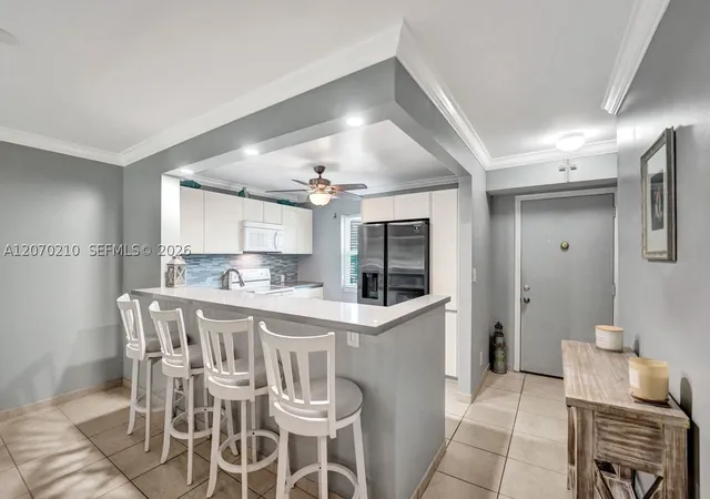 Listing Photo 4 - Condo for sale in building located at 325 Se 11Th Ter, Dania Beach, FL 33004 - Unit #107