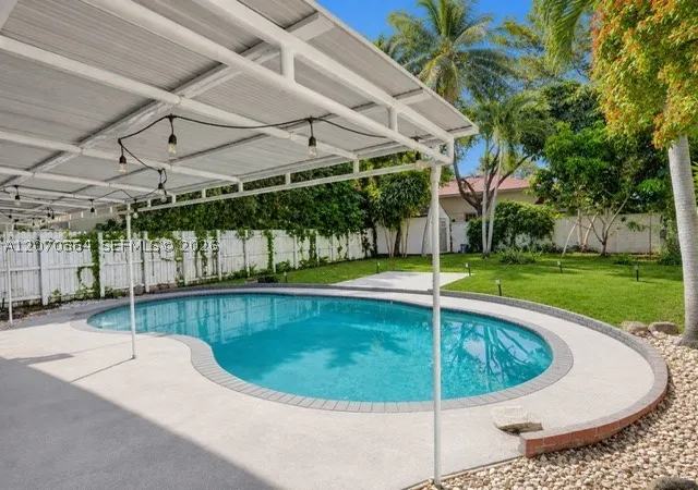 Photo 3 of Single family home for sale at 1022 Ne 34th Ct, Oakland Park, FL 33334 | MLS# A12070364 | Listing updated on 2026-10-07