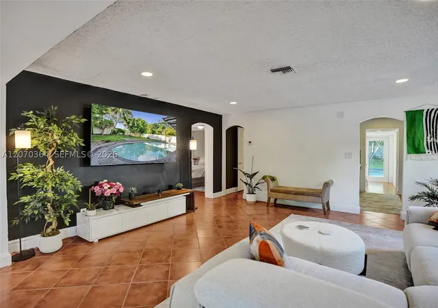 Photo 4 of Single family home for sale at 1022 Ne 34Th Ct, Oakland Park, FL 33334 | MLS# A12070364 | Listing updated on 2026-10-07