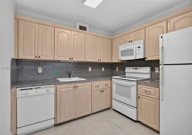Listing Photo 4 - Condo for sale in building located at 1903 Bermuda Cir, Coconut Creek, FL 33066 - Unit #D2