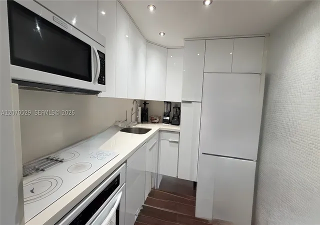 Photo 4 of Condo for sale at 3701 N Country Club Dr #304, Aventura, FL 33180 | MLS# A12070529 | Listing updated on 2026-09-26
