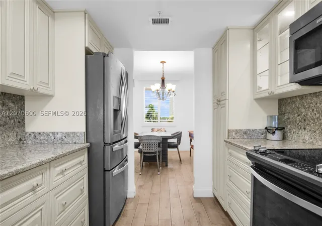 Listing Photo 5 - Condo for sale in building located at 2880 Ne 14Th St Cswy, Pompano Beach, FL 33062 - Unit #311