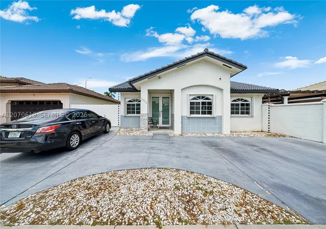 Photo 3 of Single family home for sale at 2902 Sw 136th Ct, Miami, FL 33175 | MLS# A12070619 | Listing updated on 2026-09-01