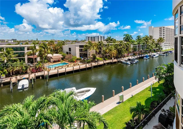 Photo 3 of Condo for sale at 3051 Ne 48th St #406, Fort Lauderdale, FL 33308 | MLS# A12070017 | Listing updated on 2026-09-12