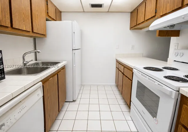 Photo 4 of Sale Pending at 1820 N Congress Ave #305, West Palm Beach, FL 33401 | MLS# A12071013 | Listing updated on 2026-09-10