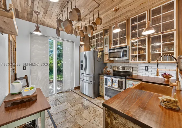 Photo 4 of Sale Pending at 3251 Nw 32Nd Ter, Oakland Park, FL 33309 | MLS# A12070663 | Listing updated on 2026-10-03