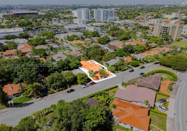 Photo 3 of Single family home for sale at 41 Campina Ct, Coral Gables, FL 33134 | MLS# A12071108 | Listing updated on 2026-08-30