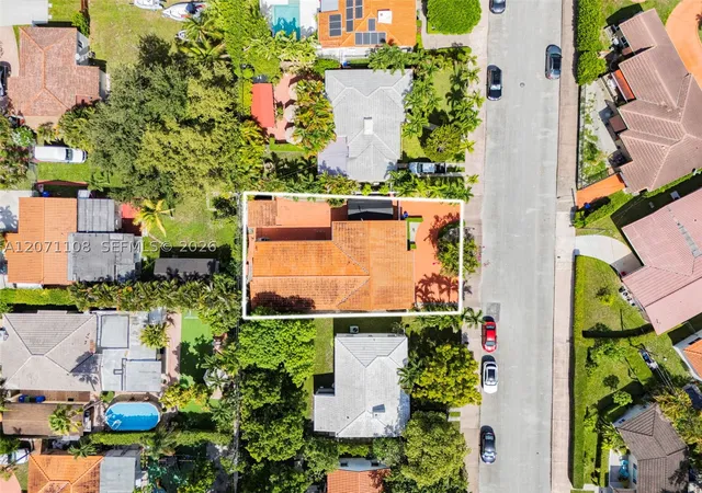 Photo 4 of Single family home for sale at 41 Campina Ct, Coral Gables, FL 33134 | MLS# A12071108 | Listing updated on 2026-08-30