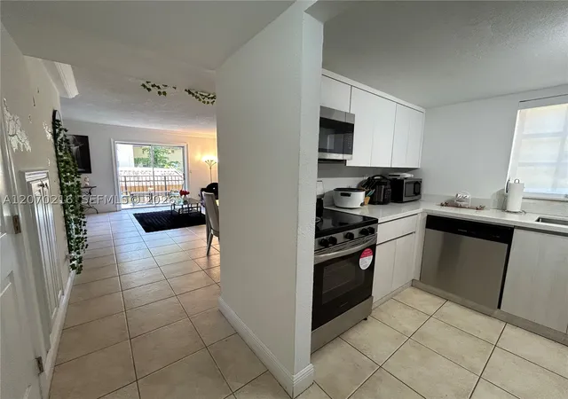 Listing Photo 5 - Condo for sale at Courtyards At Kendall, Unit 6-220 8500 Sw 109Th Ave, Courtyards At Kendall, Miami, FL 33173 | Built Year: 1965-1969