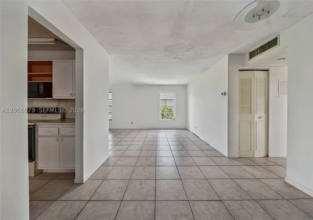 Listing Photo 5 - Condo for sale in building located at 2491 Sw 82Nd Ave, Davie, FL 33324 - Unit #310