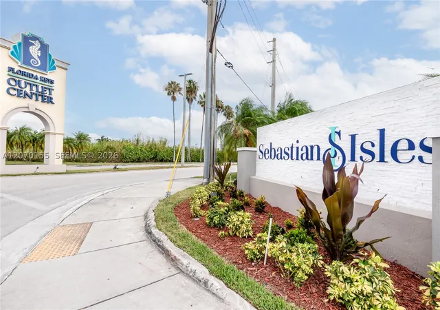Photo 3 of Townhouse for sale at 302 Ne 1st Dr #302, Florida City, FL 33034 | MLS# A12070155 | Listing updated on 2026-09-11