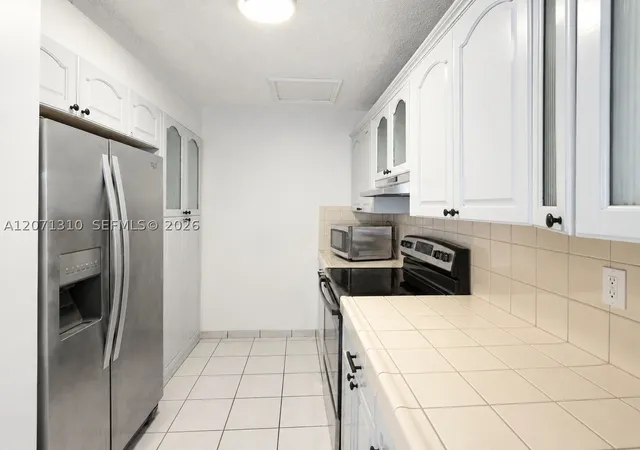 Listing Photo 4 - Condo for sale in building located at 6605 W 26Th Dr, Hialeah, FL 33016 - Unit #24-18