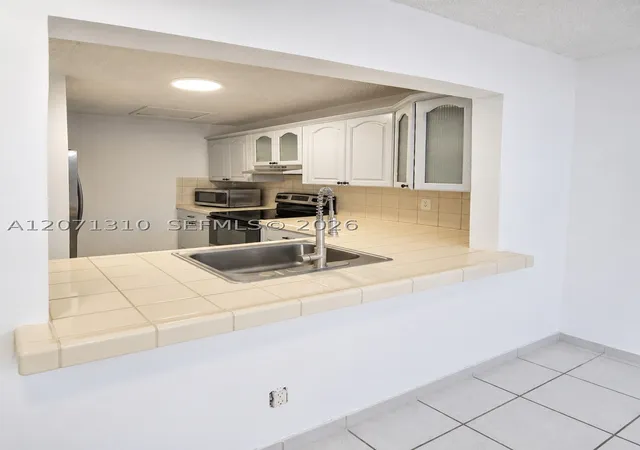 Listing Photo 5 - Condo for sale in building located at 6605 W 26Th Dr, Hialeah, FL 33016 - Unit #24-18