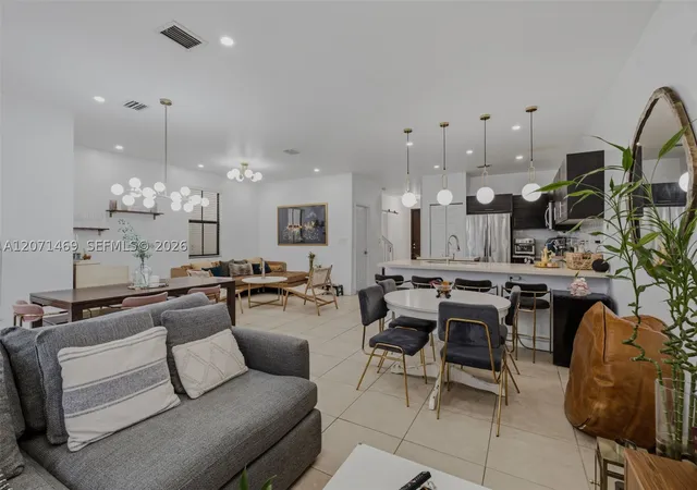Photo 4 of Townhouse for sale at 7042 Nw 103Rd Path, Doral, FL 33178 | MLS# A12071469 | Listing updated on 2026-09-15