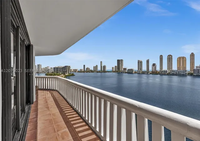 Photo 3 of Condo for sale at 3000 Island Blvd #1106, Aventura, FL 33160 | MLS# A12070023 | Listing updated on 2026-09-09