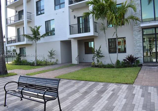 Listing Photo 4 - Condo for sale in building located at 4640 NW 84, Doral, FL 33166 - Unit #16