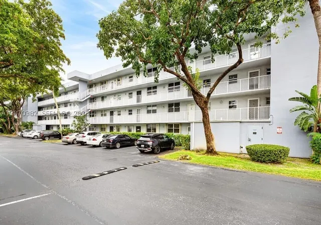 Photo 1 of Condo for sale at 114 Royal Park Dr #3H, Oakland Park, FL 33309 | MLS# A12070382 | Listing updated on 2026-10-06