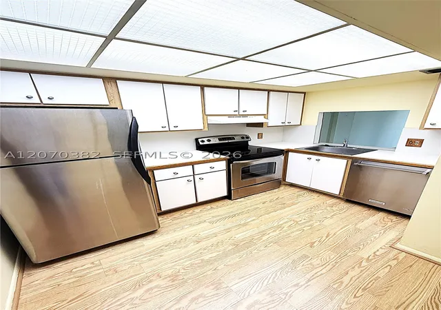Photo 3 of Condo for sale at 114 Royal Park Dr #3H, Oakland Park, FL 33309 | MLS# A12070382 | Listing updated on 2026-10-06