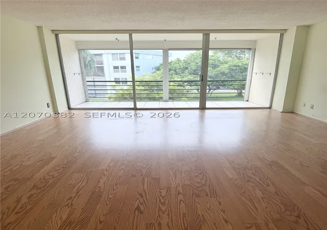 Photo 4 of Condo for sale at 114 Royal Park Dr #3H, Oakland Park, FL 33309 | MLS# A12070382 | Listing updated on 2026-10-06