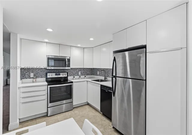 Listing Photo 4 - Condo for sale in building located at 3970 Oaks Clubhouse Dr, Pompano Beach, FL 33069 - Unit #306