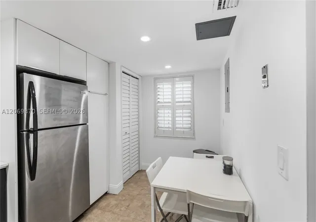 Listing Photo 5 - Condo for sale in building located at 3970 Oaks Clubhouse Dr, Pompano Beach, FL 33069 - Unit #306