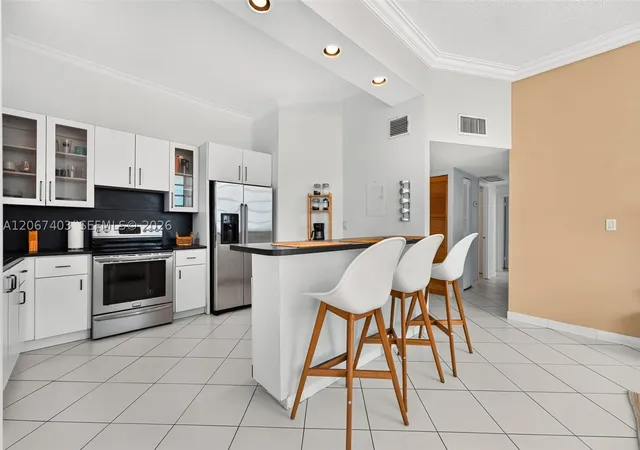 Listing Photo 4 - Condo for sale in Buckley Towers located at 1351 Ne Miami Gdns Dr, Miami, FL 33179 - Unit #PH1725E