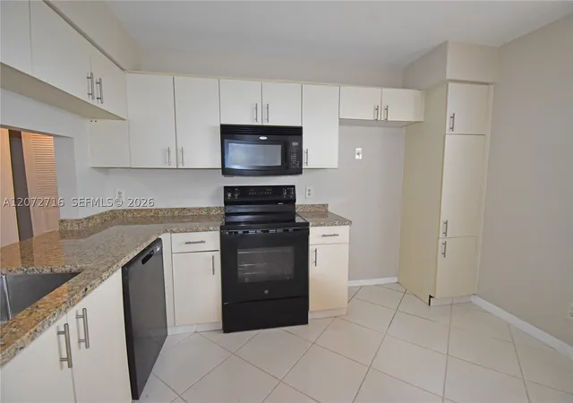 Listing Photo 4 - Condo for sale in building located at 10414 Nw 24Th Pl, Sunrise, FL 33322 - Unit #405