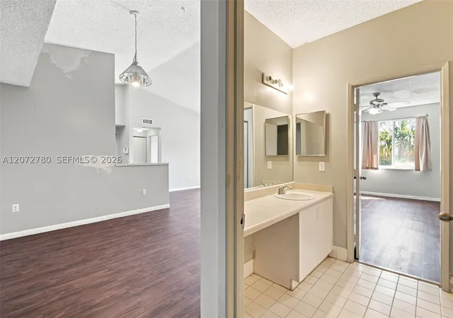 Listing Photo 4 - Condo for sale in building located at 6976 Sw 39Th St, Davie, FL 33314 - Unit #G304