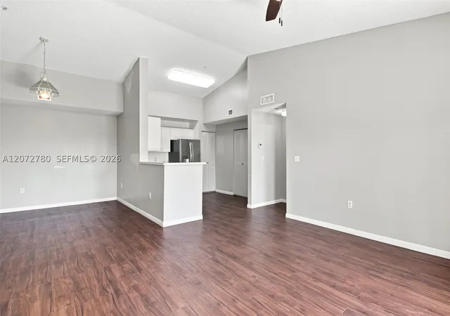 Listing Photo 5 - Condo for sale in building located at 6976 Sw 39Th St, Davie, FL 33314 - Unit #G304