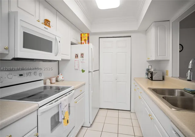 Listing Photo 4 - Condo for sale in building located at 380 Nw 69Th Ave, Plantation, FL 33317 - Unit #205