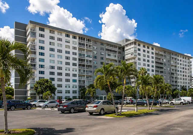 Photo 1 of Condo for sale at 3800 Hillcrest Dr #315, Hollywood, FL 33021 | MLS# A12073157 | Listing updated on 2026-09-15