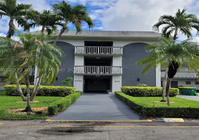 Listing Photo 4 - Condo for sale in building located at 1001 Hillcrest Ct, Hollywood, FL 33021 - Unit #215