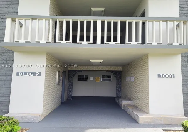 Listing Photo 5 - Condo for sale in building located at 1001 Hillcrest Ct, Hollywood, FL 33021 - Unit #215