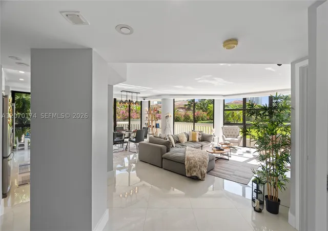 Listing Photo 4 - Condo for sale in building located at 1000 W Island Blvd, Aventura, FL 33160 - Unit #202