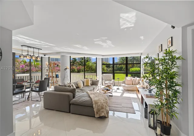 Listing Photo 5 - Condo for sale in building located at 1000 W Island Blvd, Aventura, FL 33160 - Unit #202